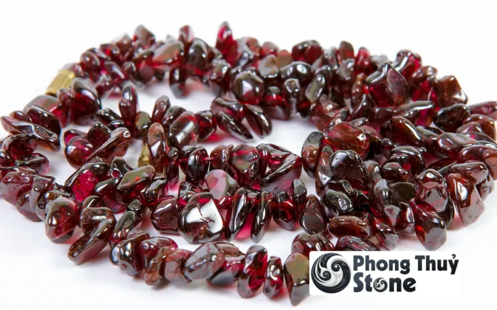 Ngọc Hồng Lựu Hợp Mệnh Gì? Công Dụng Của Đá Garnet